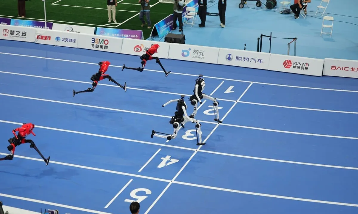 Robots humanoides corriendo los 100 metros en los World Humanoid Robot Games de Beijing